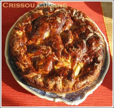 Quelle liqueur parfume le ruifard de Valbonnais ou tourte aux pommes, qui est une spécialité de l'Isère ?