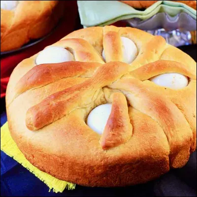 Ce gâteau portugais décoré d'ufs durs est préparé pour Pâques. Quel est son nom ?