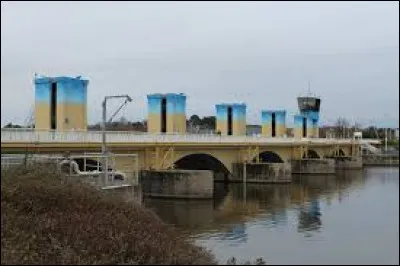 Je vous propose à présent de traverser la France et de nous rendre en Bretagne, afin de découvrir le barrage d'Arzal, sur la Vilaine. Commune de l'arrondissement de Vannes, elle se situe dans le département ...