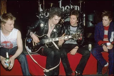 Quel est le nom de ce groupe britannique fondateur du courant punk rock, actif de 1975 à 2008 ?