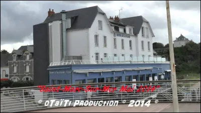 Qui est le réalisateur du long-métrage "Les Vacances de monsieur Hulot" ?