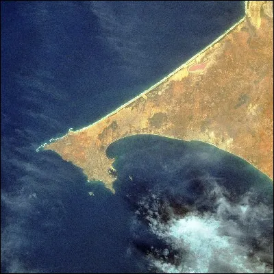 Quelle capitale africaine se trouve sur la presquîle du Cap-Vert ?