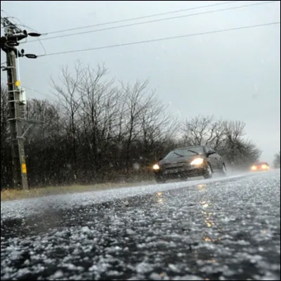 Quel mot désigne une averse brève et violente qui se produit lors du passage de lhiver au printemps ?