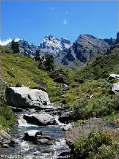 Cette rivière torrentueuse, longue de 51 km, prend sa source à Ristolas à 2 500 mètres d'altitude, traverse le massif du Queyras et se jette dans la Durance à Mont-Dauphin :