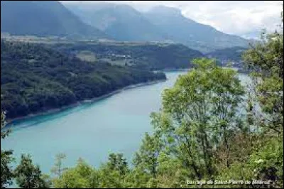Cette rivière, longue de 130 km, prend sa source dans la vallée du Champsaur, coule vers le nord en séparant les massifs des Ecrins et du Taillefer sur sa rive droite de ceux du Dévoluy et du Vercors sur sa rive gauche ; elle se jette dans l'Isère à Grenoble :