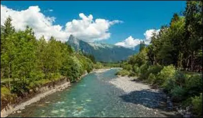 Cette rivière de Haute-Savoie, longue de 46 km, prend sa source près du cirque du Fer-à-Cheval, traverse le massif du Chablais et se jette dans l'Arve à Marignier :