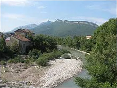 Cette rivière, longue de 85 km, prend sa source sous le rebord ouest du massif du Dévoluy et se jette dans la Durance à Sisteron :