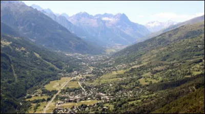 Cette rivière torrentueuse, longue de 27 km, prend sa source au col du Lautaret puis coule vers le sud pour confluer avec la Durance à Briançon :