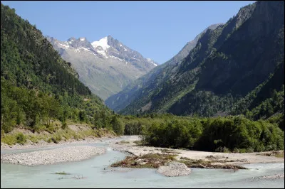 Cette rivière torrentueuse, longue de 33 kilomètres, prend sa la source au pied des glaciers de la Pilatte dans le massif des Ecrins et rejoint la Romanche :