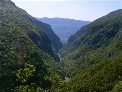 Cette rivière de Haute-Savoie, longue de 71 km, prend sa source dans la chaîne des Aravis, et rejoint le Rhône :