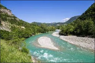 Cette rivière, longue de 110 km, prend sa source dans le Diois, entre les massifs du Vercors et du Dévoluy, à 1 262 m d'altitude, puis elle coule vers l'ouest et se jette dans le Rhône :