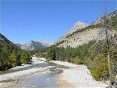 Cette rivière torrentueuse des Hautes-Alpes, longue de 32 km, prend sa source à 2 430 mètres d'altitude entre le mont Thabor et le Grand Galibier, puis elle conflue avec la Durance avant Briançon :