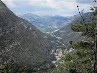 Cette rivière, longue de 166 km, prend sa source au pied de la tête de la Sestrière, entre le col d'Allos et le pic des Trois-Évêchés ; elle coule vers le sud puis vers l'ouest et se jette dans la Durance :