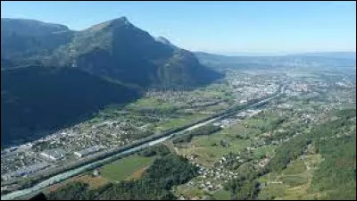 Cette rivière, longue de 100 km et dont la vallée est utilisée comme grand axe de communication, prend sa source dans le massif du Mont-Blanc, arrose Sallanches, Cluses, Bonneville et rejoint le Rhône à Genève :