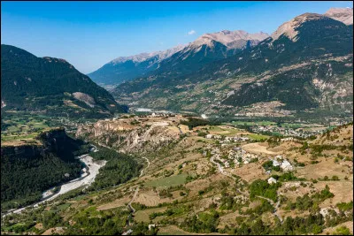 C'est le grand cours d'eau des Alpes du Sud ; long de 323 km, il prend sa source vers 2 390 mètres d'altitude dans le massif du Montgenèvre, traverse Briançon, Embrun et Sisteron, puis rejoint le Rhône :