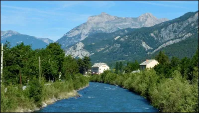Cette rivière, longue de 82 km, prend sa source à la frontière italienne, au col du Longet à 2 655 m d'altitude, arrose Barcelonnette et se jette dans un des bras du lac de Serre-Ponçon où elle rejoint la Durance :
