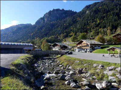 Cette rivière de Haute-Savoie, issue de la réunion de deux torrents, traverse le Chablais et se jette dans le Léman entre Thonon et Evian :