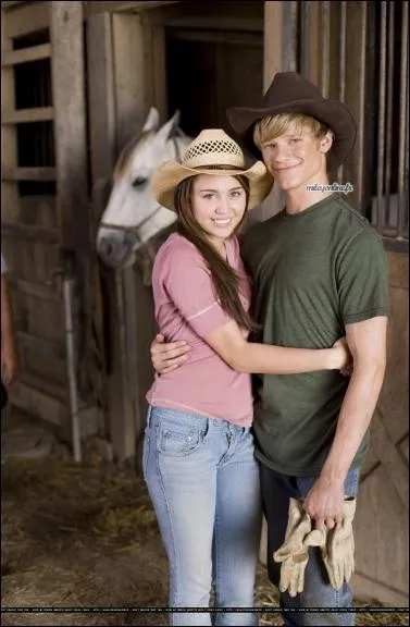 Dans le film 'Hannah Montana : the Movie' Miley pensait atterrir o ?