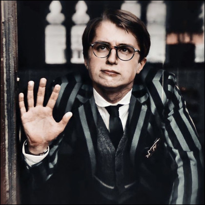 Que fait tomber Rowan sur Mercredi grâce à la télékinésie ?