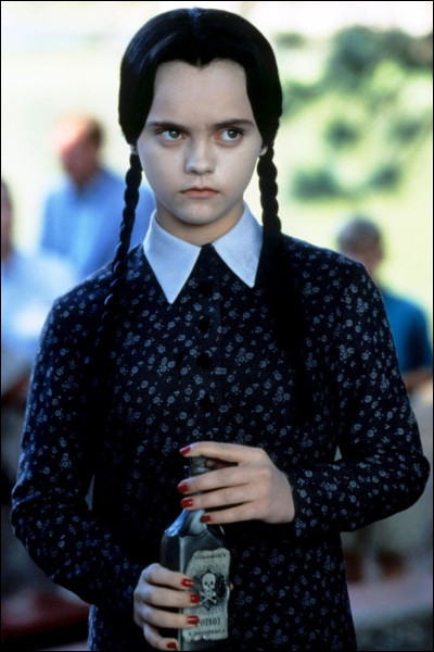 Il y a deux Mercredi dans la série, parce que celle-ci joue le même rôle dans "la Famille Addams".
D’ailleurs cette actrice joue un rôle dans la série, mais lequel ?