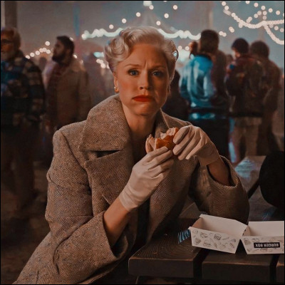 Avec quelle peluche Larisa Weems est-elle distraite alors qu'elle surveille Mercredi ?