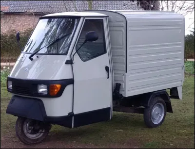 Quel est le nom de ce véhicule à 3 roues, un utilitaire fréquent dans toute l'Italie, une "abeille" produit par Piaggio ?