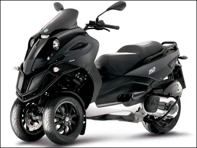Quel célèbre constructeur italien a produit le premier scooter à 3 roues en 2006 ?