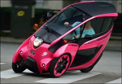 Quel constructeur automobile, le plus grand du monde, produit un véhicule à 3 roues et 2 places tout électrique avec la roue arrière directrice ?