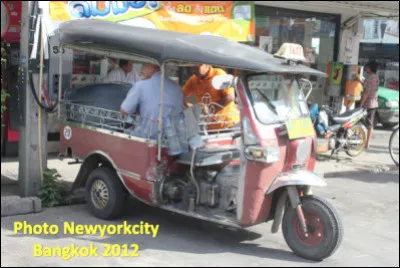 Quel est ce véhicule motorisé à 3 roues, légendaire en Thaïlande, aménagé en taxi ?