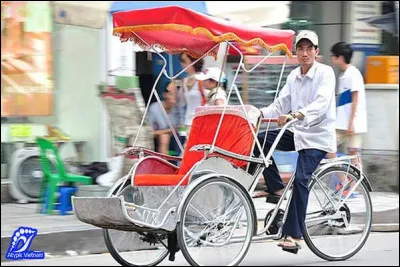 Quel est ce véhicule à 3 roues propulsé à la manière d'une bicyclette pour le transport de personnes ?