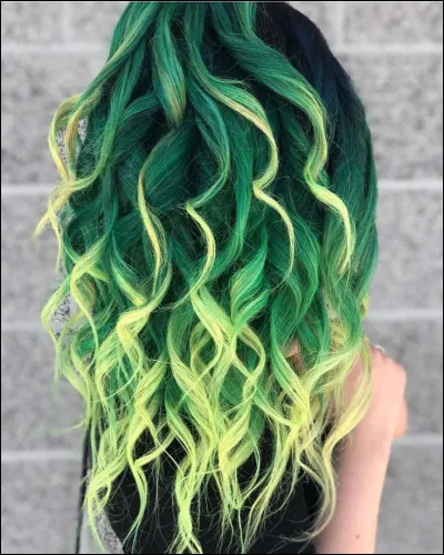 Qui correspond à cette description : cheveux verts et ''Mur'' ?