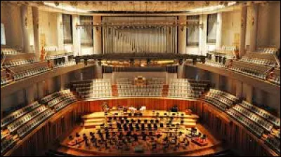 Quel célèbre compositeur est à l'origine de la "Symphonie fantastique" ?