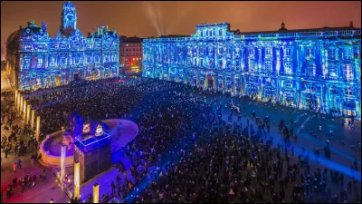 Quelle ville de France célèbre la "Fête des lumières" le 8 décembre ?