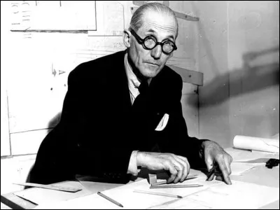Par quelle spécialité Le Corbusier s'est-il fait connaitre ?