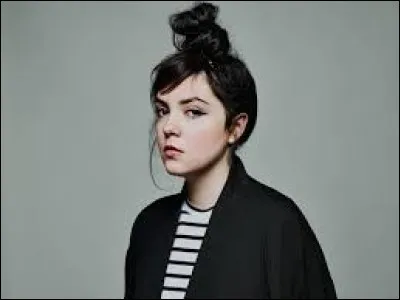 Qui est cette chanteuse dont le titre ''Je vous trouve un charme fou'' a été écrit et composé par l'excellent Gaëtan Roussel ?