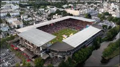 Sports et loisirs : Dans quelle ville trouve-t-on le stade Roazhon Park ?