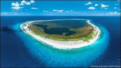 Géographie : Quel mot définit des îles en forme d'anneau constituée de récifs coralliens entourant un lagon ?