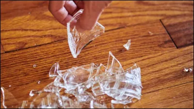 Un jour il y en avait un, alors son... s'est brisé en mille morceaux.