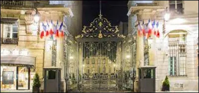 Politique et société : Comment est surnommé le ministère de l'intérieur ?