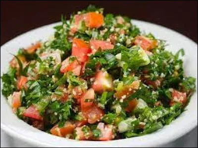 Pour l'apéro, j'ai prévu du houmous, des falafels, du taboulé et du moutabal, des spécialités culinaires...