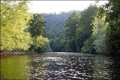Longue de 76 km, elle prend sa source à 662 mètres d'altitude sur le versant occidental du Climont, coule vers le nord, arrose Schirmeck et Molsheim puis rejoint l'Ill près de Strasbourg :