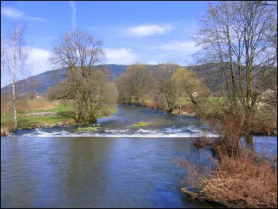 Cette rivière, dont la longueur totale est de 560 kilomètres, prend sa source au col de Bussang, arrose Remiremont puis Épinal, coule vers le nord et rejoint le Rhin en Allemagne :