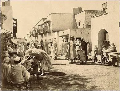 Élections présidentielles en Algérie, Abdelaziz Bouteflika est réélu sans surprise pour un troisième mandat avec 90, 24 % des voix.