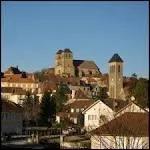 Capitale d'un frais pays vallonn appel Bouriane, cette ville s'tage au flanc d'une butte rocheuse. Un dcor mdival et une animation mdivale.