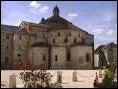 Avec son lgante glise romane  coupoles, la ville est considre comme la porte orientale du Prigord Noir. Trs anime, au bord de la Dordogne, le muse national de l'automate. C'es