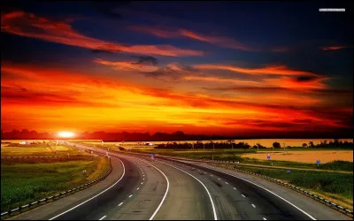 Quelle autoroute reliant le sud-est de Paris à Lyon est surnommé "L'autoroute du soleil" ?