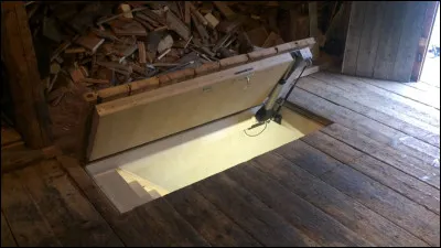 Qu'est-ce qui garde la trappe du 2e étage ?