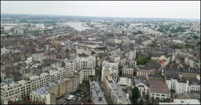 Nantes est une ville entourée de lacs située dans la province du Québec au Canada.