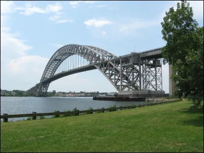 Bayonne est une ville de l'État du New-Jersey, située à l'ouest de New York aux États-Unis.