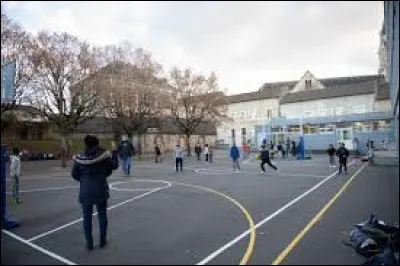 Tous les enfants s'amusent dans la... de récréation.